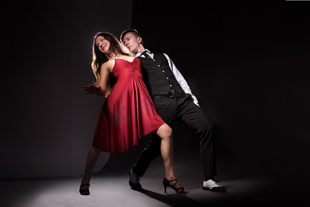 男人和女人跳最浪漫的探戈舞