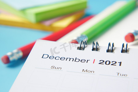 带有 12 月份的日历的细节照片