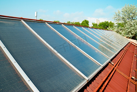 吉利摄影照片_屋顶上的太阳能系统