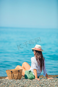 年轻漂亮的女人在沙滩上放松