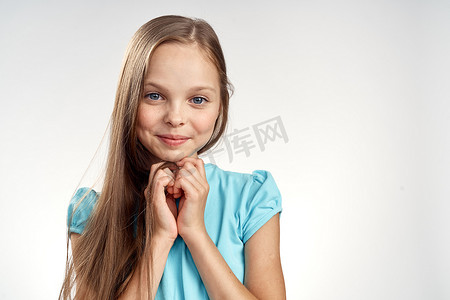 儿童浅色背景摄影照片_可爱的女孩蓝色连衣裙裁剪视图浅色背景情感童年乐趣