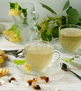 白木上放着生姜和菩提树茶的透明杯子