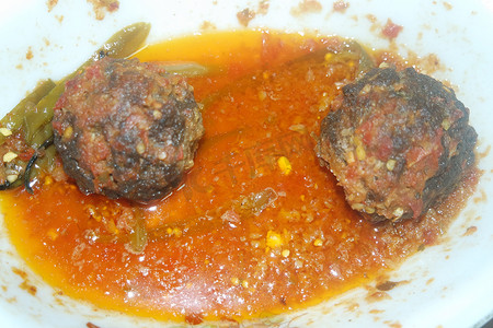 陶瓷盘中马萨拉肉汁中的肉丸或肉科夫塔咖喱的顶部视图