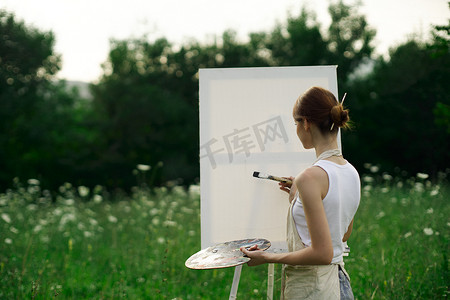 学生画画摄影照片_女艺术家户外画架绘画创意风景