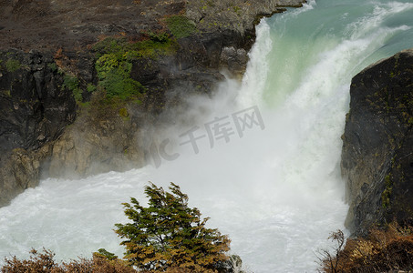 Torres del Paine 国家公园的 Salto Grande 瀑布。