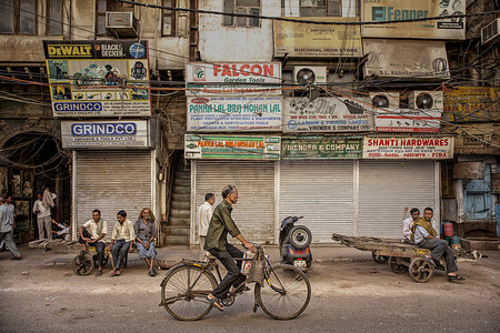 印度新德里繁忙的印度街头市场。