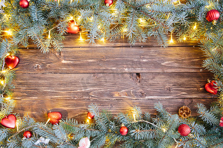 圣诞摄影照片_圣诞背景与杉树和深色木板上的装饰