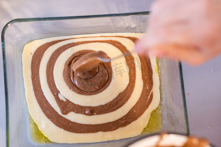 烤盘中制作甜斑马派的生面团及其配料。