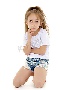 情绪化的小女孩穿着干净的白色 T 恤。