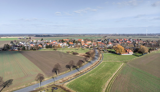 通往沃尔夫斯堡附近一个小村庄的通道和过境公路的鸟瞰图。