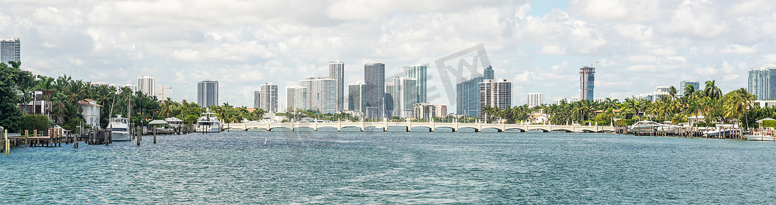 迈阿密地平线与摩天大楼和海上桥梁
