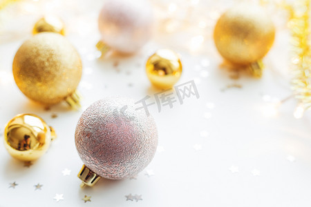 圣诞节和新年背景与金色装饰球圣诞树与灯泡和五彩纸屑。