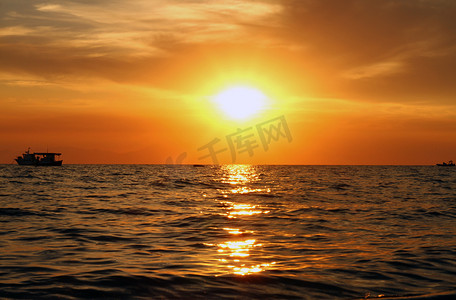 海面上的红紫橙夕阳