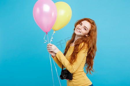 生活方式和派对概念-用彩色气球和老式相机特写肖像年轻美丽迷人的姜红头发女孩。