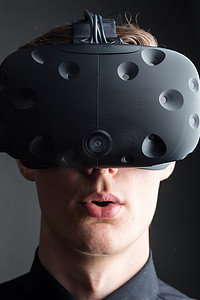 戴着虚拟现实护目镜的男人。