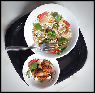 蔬菜炒饭摄影照片_五颜六色的美味蔬菜炒饭，白碗里加辣印度蘑菇肉汁，是最受欢迎的餐厅美食之一