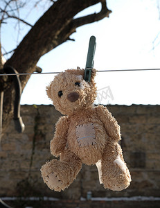 挂在晾衣绳上的旧泰迪熊