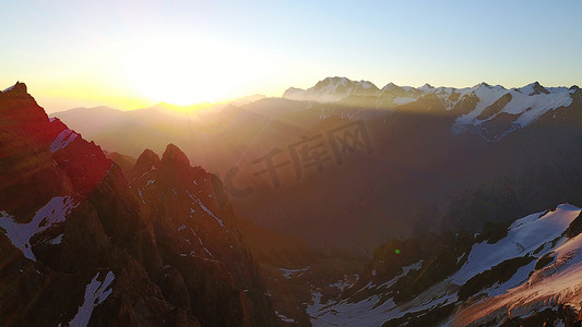 雪山之巅摄影照片_雪山之巅的史诗般的红色黎明。
