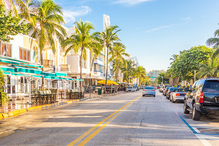 美国迈阿密 — 2019年9月9日：佛罗里达州迈阿密南海滩早晨著名的海洋大道街景