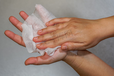 有效杀菌摄影照片_使用无水、含酒精的洗手消毒湿巾有效清洁双手。