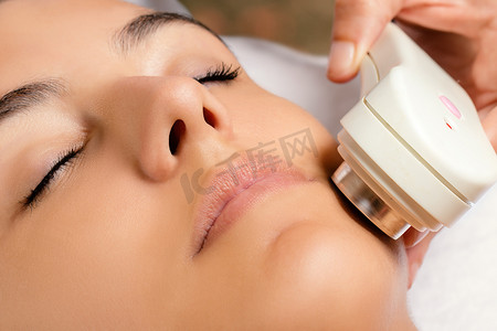 面部水疗摄影照片_对妇女的超声波面部治疗。
