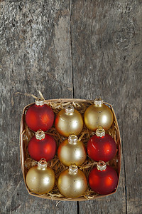 圣诞球红色和金色在vint的木篮顶视图中