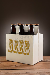 木桌上的六瓶装啤酒