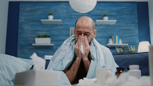 馋的流口水表情摄影照片_感冒和流感吹流鼻涕的男人的特写