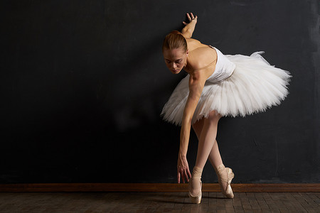 舞蹈颁奖摄影照片_芭蕾舞演员舞蹈表演经典深色背景传统