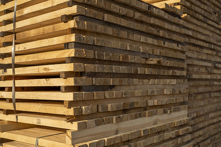 锯木厂存放成堆的木板。