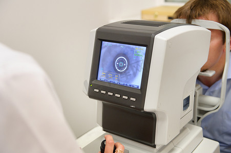 验光师通过扫描人的眼睛、诊断眼科设备来控制眼科显示器