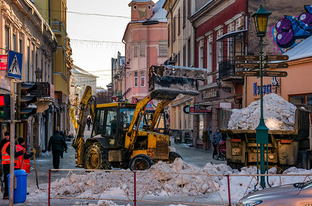 老城区街道除雪
