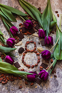 3 月 8 日，国际妇女节，八颗可可豆，周围有紫色郁金香和手工巧克力