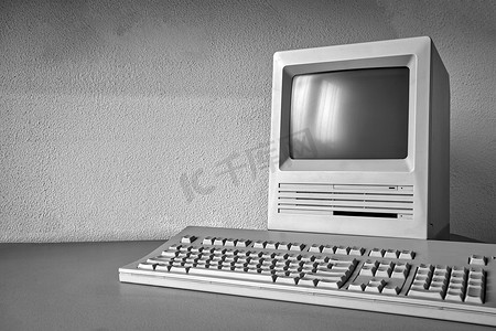 旧的老式显示器和办公桌上的电脑，复古的工作场所与复制空间业务，技术，互联网概念