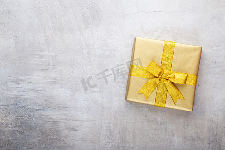 彩色桌面视图上的礼品或礼物盒和星星五彩纸屑。
