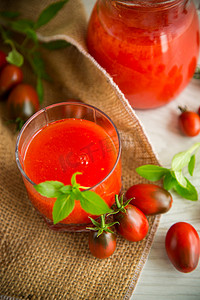 自制鲜榨番茄汁，果肉装在玻璃醒酒器中