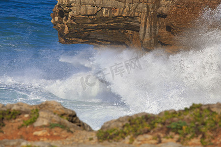冲击海浪摄影照片_海浪冲击近海岩石