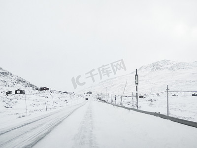 冬日乡村摄影照片_开车穿过雪路和风景，挪威。
