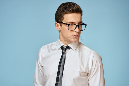 商务男士白衬衫领带眼镜自信官方蓝色背景
