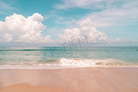 夏季热带自然干净的海滩和白色沙滩，阳光浅蓝色的天空和散景背景。
