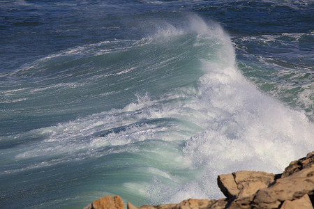 海浪冲击近海岩石