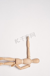 木制人体模型玩具物体构成设计浅色背景