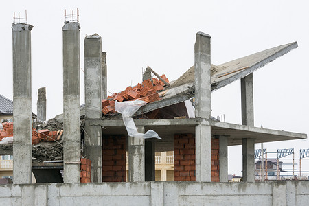 可靠的摄影照片_房屋建造过程中使用不可靠支撑结构的影响
