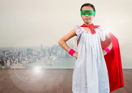 站立的小孩摄影照片_身穿红色斗篷和绿色面具的超级小孩手叉腰站立的肖像