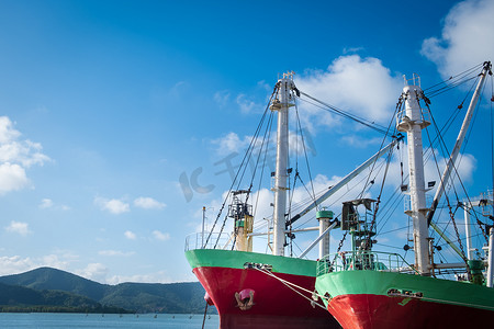 海上燃气船摄影照片_货船或渔船停靠在宋卡码头