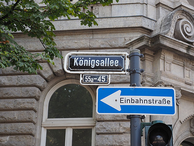 王者出征摄影照片_Koeningsallee（国王大道）和 Einbahnstrasse（单路街