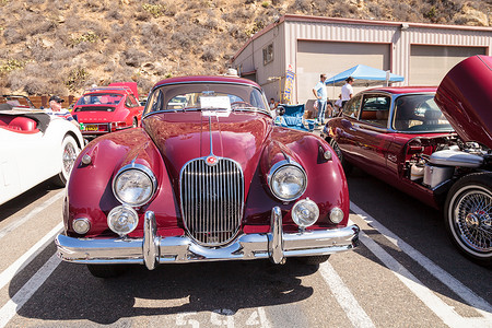 红色 1958 年捷豹 XK 150 FHC