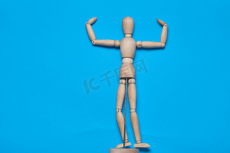 木制人物人体模型物体构成蓝色背景