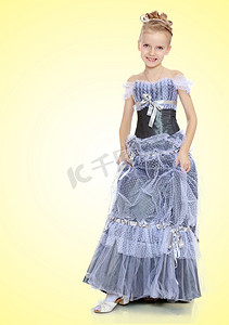 公主背景摄影照片_美丽的小女孩穿着公主裙。