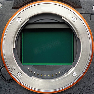 相机特写摄影照片_具有开放式传感器板的全尺寸相机的镜头环